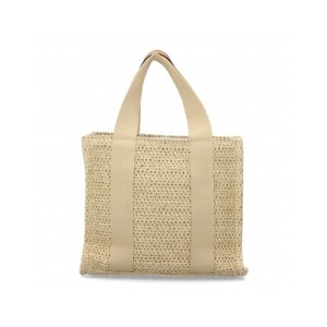 Bolso de hombro para mujer de rafia, diseño moderno con adornos metálicos.