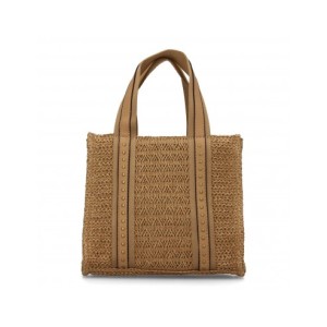 Bolso de hombro para mujer de rafia, diseño moderno con adornos metálicos.